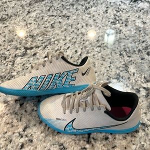 Youth size 1 Nike Mercurial indoor soccer/futsal shoe.